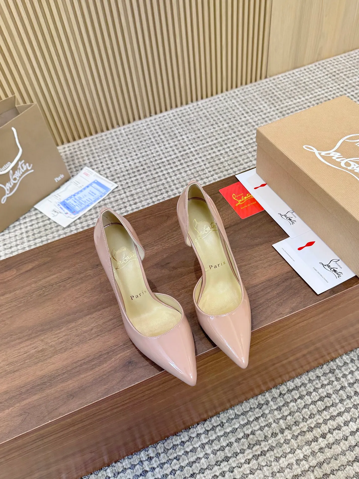 💕💕Factory direct selling price p440💕💕 Genuine leather sole +40 shipped all year round💝Christian Louboutin CL👠 "Imported cow patent leather💎Side hollow series" noble and luxurious, real blingbling👟👟 real materials, all customized by the pattern maker, and the materials are made of original customized materials to achieve the taste of the original 5 color options💍 Upper: Imported 👉cow patent leather💪 Lining: Sheepskin foot pad/lining Size: 34-40.41.42 Heel height: two options: 10.5cm and 8.5cm